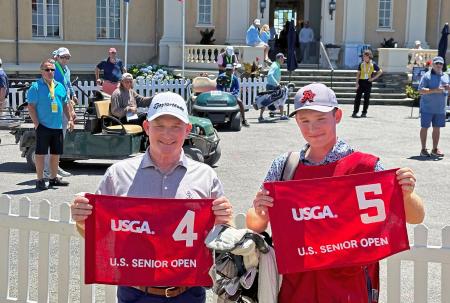 　ゴルフの全米シニアオープン選手権で２ホール連続のホールインワンを達成し、キャディーを務めた息子（右）とともに写真に納まるフランク・ベンセル＝ニューポート（ＡＰ＝共同）