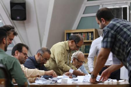 　２９日、イランの首都テヘランで大統領選の票を数える選挙スタッフ（ロイター＝共同）