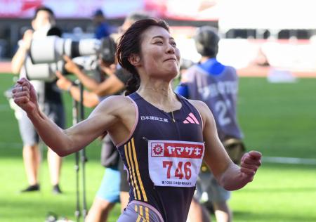 　女子１００メートル障害準決勝で１２秒７５をマークし、ガッツポーズする福部真子。パリ五輪の参加標準記録を突破した＝デンカビッグスワンスタジアム