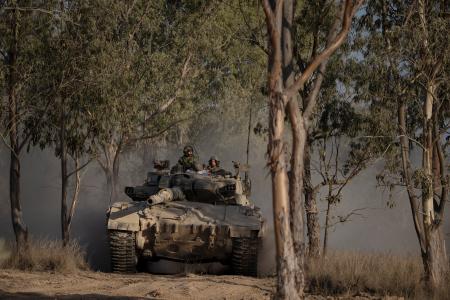 　イスラエルとパレスチナ自治区ガザの境界付近を走行するイスラエル軍戦車＝２９日（ＡＰ＝共同）