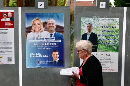 　街角に掲示された各党の選挙ポスター＝６月２９日、フランス北部（ロイター＝共同）