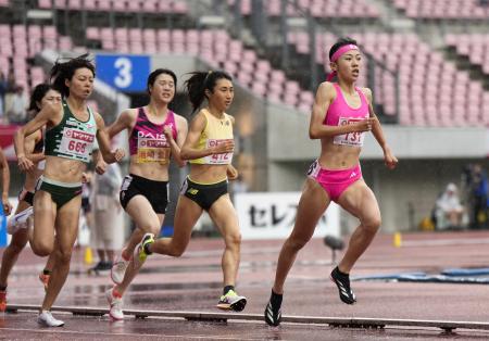 　女子８００メートルで２分３秒１３をマークし優勝した久保凜（右端）。右から２人目は７位だった田中希実＝デンカビッグスワンスタジアム