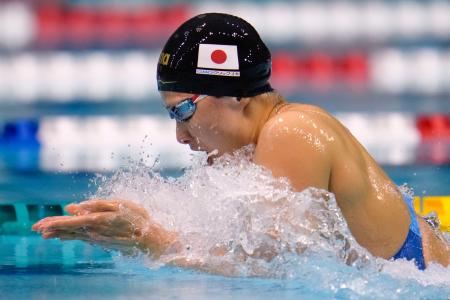 　女子２００メートル平泳ぎ　力泳する鈴木聡美＝相模原市
