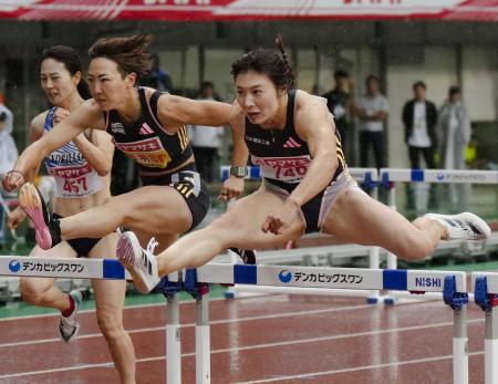 　女子１００メートル障害で１２秒８６をマークし優勝した福部真子（右）。パリ五輪代表に決まった＝デンカビッグスワンスタジアム