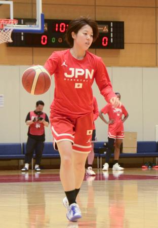 　公開された練習でドリブルするバスケットボール女子日本代表の山本＝東京都内