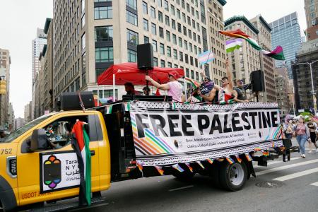 　性的少数者の権利擁護を求めるパレードで、「パレスチナを解放しろ」と訴える参加者＝６月３０日、米ニューヨーク（共同）