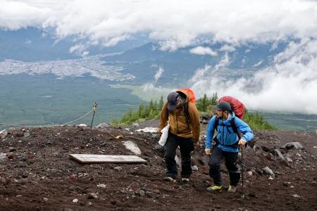 　山開きを迎えた富士山山梨県側の「吉田ルート」を歩く登山者＝１日午前