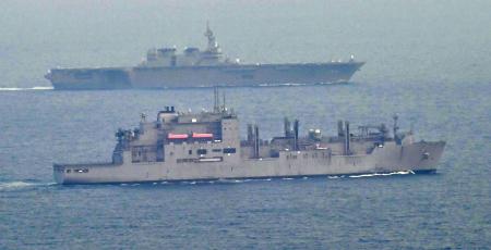 　２０１７年５月、安保関連法に基づく「武器等防護」のため、米海軍補給艦（手前）と共に航行する海上自衛隊の護衛艦「いずも」＝伊豆諸島・神津島沖