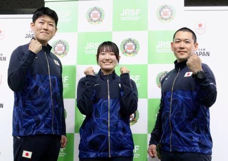 　ポーズをとる射撃のパリ五輪日本代表の（左から）岡田直也、野畑美咲、吉岡大＝１日、味の素ナショナルトレーニングセンター
