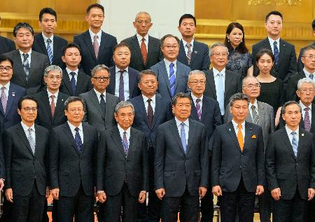 　中国の何立峰副首相（前列中央右）と記念写真に納まる河野洋平元衆院議長（同左）ら＝１日、北京の人民大会堂（共同）