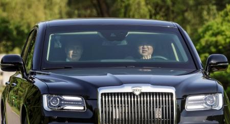 　ロシアのプーチン大統領（左）を乗せ、車を運転する北朝鮮の金正恩朝鮮労働党総書記＝６月、平壌（スプートニク提供、ＡＰ＝共同）
