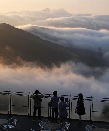 　星野リゾートトマムで「雲海」を楽しむ人たち＝２０１８年７月、北海道占冠村