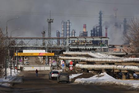 　煙が上がるモスクワ南東リャザニ州の石油精製施設＝３月（タス＝共同）