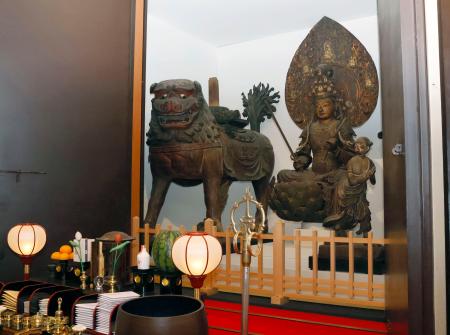 　安倍文殊院で公開された、獅子から降りた文殊菩薩像＝２日午前、奈良県桜井市