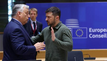 　ベルギー・ブリュッセルで、ウクライナのゼレンスキー大統領（右）と話すハンガリーのオルバン首相＝６月２７日（ロイター＝共同）