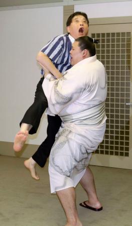 　名古屋市の河村たかし市長（左）と相撲対決する関脇大の里＝２日、名古屋市