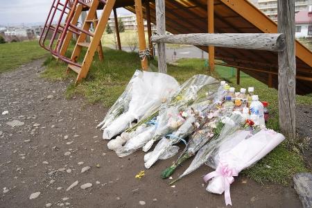 　女子生徒の遺体が見つかった公園に手向けられた花束＝２０２１年、北海道旭川市
