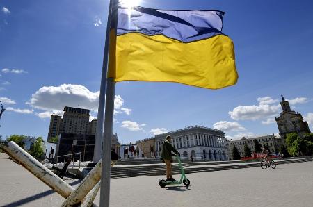 　首都キーウの独立広場付近で、風にたなびくウクライナ国旗＝２０２２年（共同）