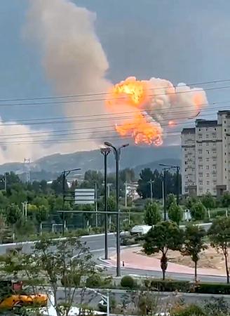 　中国河南省で誤って打ち上がったロケットが落下し、地上に激突して大爆発した現場として微博（ウェイボ）に投稿された画像。６月３０日に撮影されたとみられる（共同）