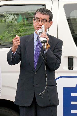 　街頭演説する自民党の河野デジタル相＝２日午後、東京都足立区