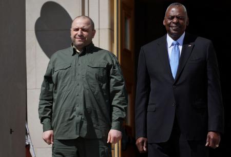 　２日、米国防総省で写真撮影に応じるオースティン国防長官（右）とウクライナのウメロフ国防相（ロイター＝共同）