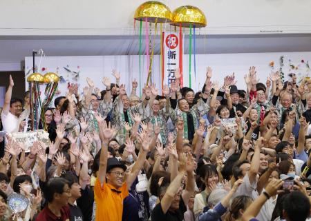 　渋沢栄一の出身地である埼玉県深谷市で開かれたカウントダウンイベントで、喜ぶ市民ら＝３日未明