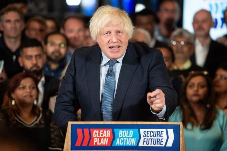 　２日、英ロンドンで開かれた保守党の選挙イベントで演説するジョンソン元首相（ＡＰ＝共同）