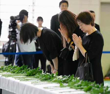 　静岡県熱海市の大規模土石流から３年となり、追悼式で献花し手を合わせる遺族ら＝３日午前、熱海市