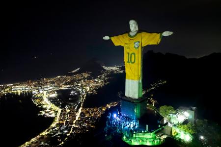　ペレさん一周忌の２０２３年１２月２９日、コルコバードの丘に立つ巨大なキリスト像に投影されたブラジル代表の背番号「１０」のユニフォーム＝リオデジャネイロ（ＡＰ＝共同）