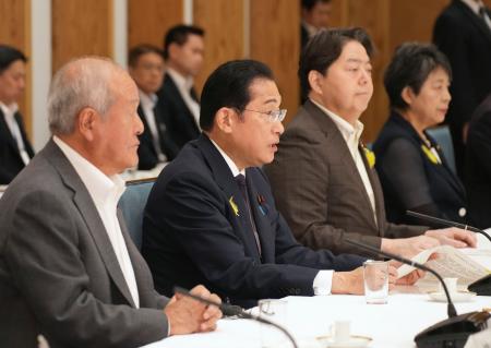 　政府与党連絡会議で発言する岸田首相（左から２人目）＝３日午後、首相官邸