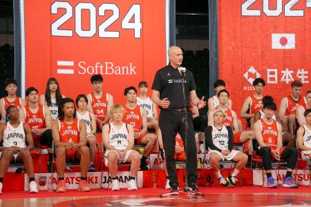 　五輪壮行イベントで抱負を語るバスケットボール男子日本代表のホーバス監督（手前）＝３日、有明アリーナ