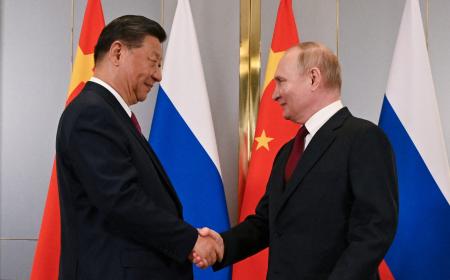 　３日、カザフスタンの首都アスタナで会談するロシアのプーチン大統領（右）と中国の習近平国家主席（ロイター＝共同）