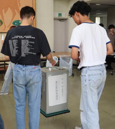 　都立井草高で実施された東京都知事選の模擬投票で、１票を投じる生徒＝６月２６日、東京都練馬区