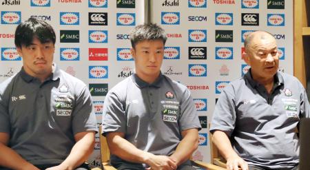 　オンラインで記者会見するラグビー日本代表のジョーンズ・ヘッドコーチ（右）。中央は斎藤＝４日（（Ｃ）ＪＲＦＵ）