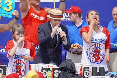 　ホットドッグ早食い大会で競い合う須藤美貴さん（前列右）と海老原まよいさん（同左）＝４日、ニューヨーク（共同）