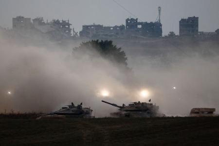 　４日、パレスチナ自治区ガザからイスラエル側へ戻るイスラエル軍の戦車（ロイター＝共同）