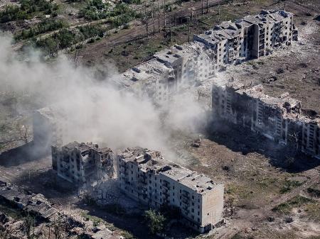 　破壊されたビル＝４日、ウクライナ東部ドネツク州（ロイター＝共同）