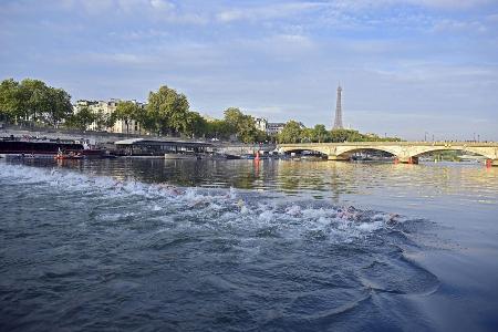 　トライアスロンのパリ五輪テスト大会でセーヌ川を泳ぐ選手ら＝２０２３年８月（ゲッティ＝共同）