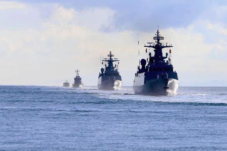 　５月、カンボジア南西部の沖合で合同軍事演習に参加する中国艦（右手前）（カンボジア国防省提供・共同）