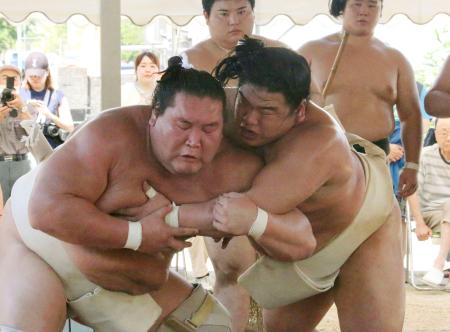 　出稽古で相撲を取る平戸海（右）と照ノ富士＝名古屋市の立浪部屋宿舎
