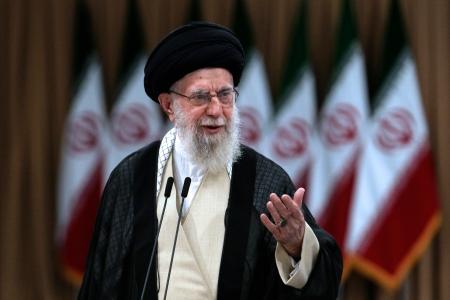 　５日、イランの首都テヘランで、大統領選決選投票の投票後に話す最高指導者ハメネイ師（ＡＰ＝共同）