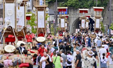 　能登半島地震で被災した石川県能登町で「あばれ祭」が始まり、通りに並べられた巨大な灯籠「キリコ」＝５日午後