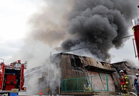 　黒煙が激しく立ち上る岐阜市の倉庫火災現場＝６日午前１０時３６分