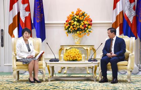 　カンボジアのフン・マネット首相（右）を表敬訪問した上川外相＝６日、プノンペン（共同）