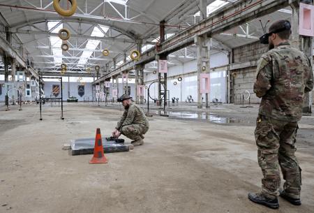 　ウクライナ首都キーウ近くの訓練所で、ドローンを操縦する兵士ら＝４月（共同）