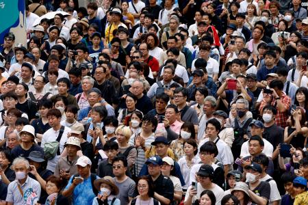 　東京都知事選最終日に立候補者の街頭演説に耳を傾ける有権者ら＝６日午後、東京都内