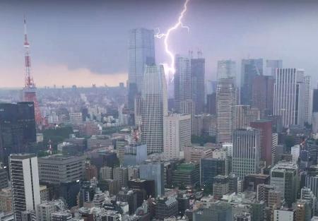 　東京・汐留の定点カメラに写った落雷。左は東京タワー＝６日午後