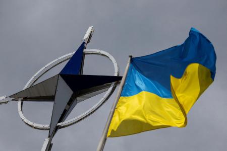 　ウクライナ国旗と北大西洋条約機構（ＮＡＴＯ）のエンブレム＝キーウ（ロイター＝共同）