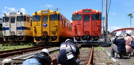 　「首都圏色」に塗装されたキハ４０形気動車（右）＝７日午前、宮崎市