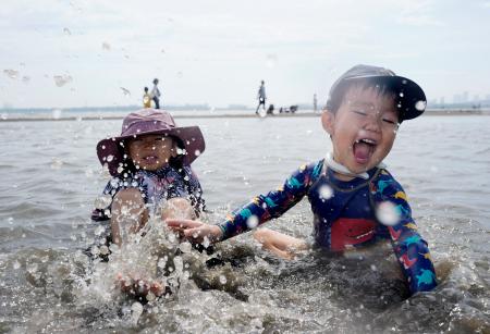 　厳しい暑さの中、水際で遊ぶ子どもたち＝７日午後、東京都江戸川区